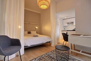 Vue d'ensemble chambre + salon + cuisine