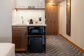 Kitchenette with essential appliances, ideal for easy meal prep and snack storage.