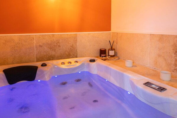 Indoor spa tub