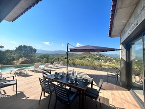 terrasse avec piscine et vue montagne