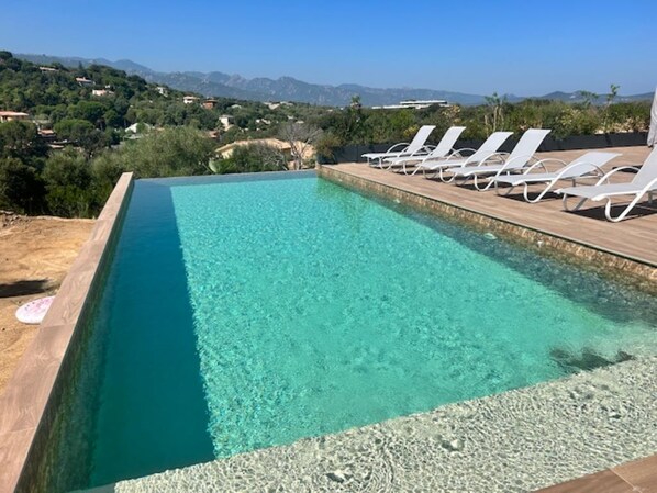 Piscine à débordement vue sur les montagnes