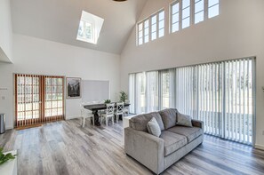 Living Room | 1st Floor | Free WiFi | Central A/C & Heat