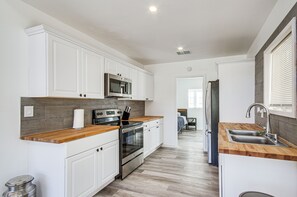 Kitchen | 1st Floor | Blender | Toaster | Spices