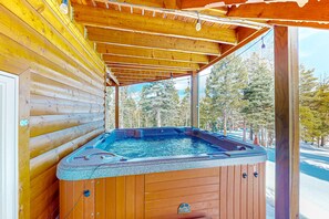 Indoor spa tub