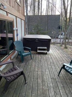 Back deck with jacuzzi