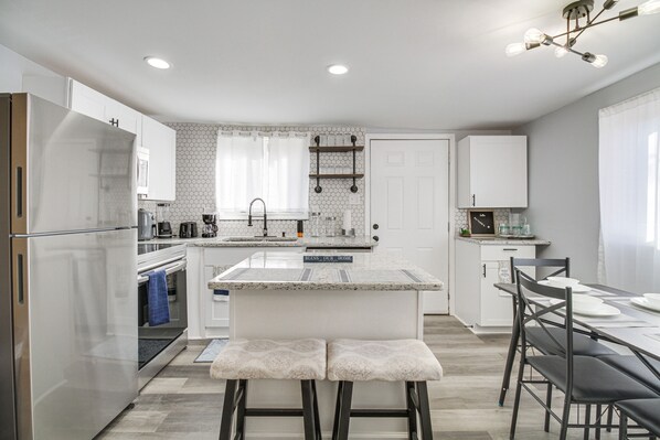 Gladstone Vacation Rental | 3BR | 2BA | Steps Required | 900 Sq Ft