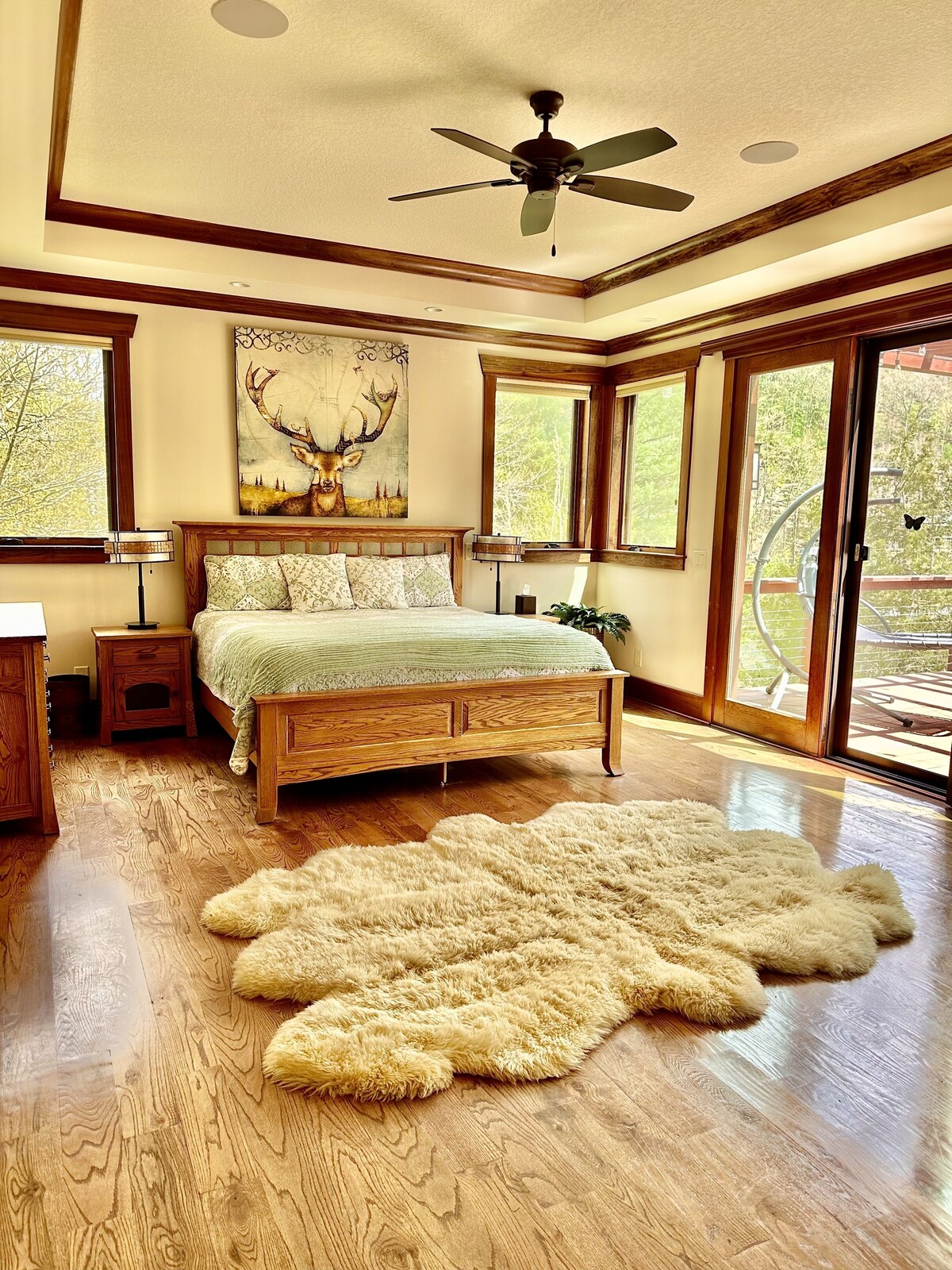New Listing! Breathtaking Lakefront home, Waterfall & Mountain Views, PICKLEBALL