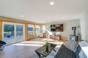 Living Room | 1st Floor | Gas Fireplace | Smart TV