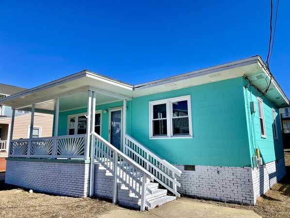 Traditional Bungalow style home with bright pop of Beach color