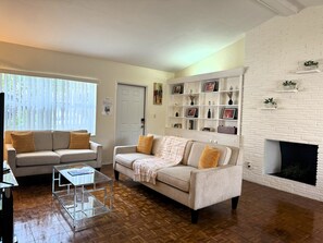 Living Room pic4