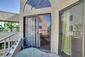 Balcony | 3rd-Floor Condo Unit | In-Unit Laundry | 1 Mi to Junipero Beach