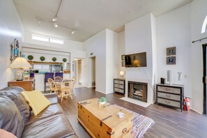 Living Room | Smart TV | Free WiFi | Gas Fireplace