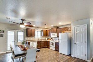 Dining Area| Kitchen | Dining Table | Dishware/Flatware | Free WiFi