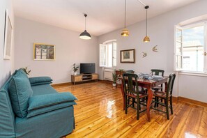 The dinning - sitting area and the large windows provides relaxing atmosphere !
