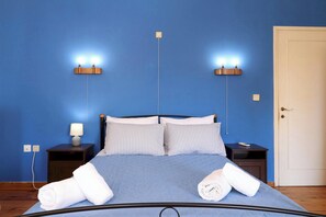 Spacious master bedroom with Queen size bed! 
The room is equipped with individual A/C, large closet and smart 32" TV.