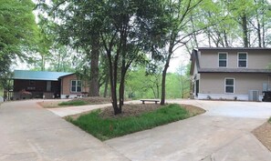 The Cottage At Cold Harbor is the building on the right,