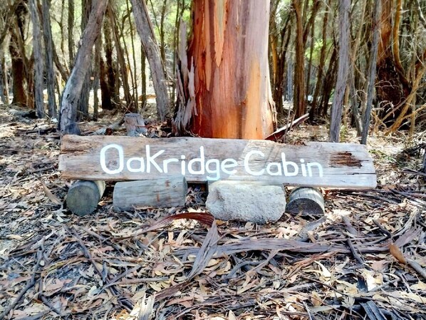 Oakridge Cabin Sign