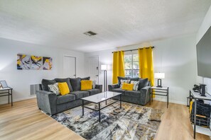 Living Room | Central Heating & A/C | Smart TV | Free WiFi