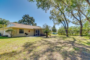 Spacious Backyard | Volleyball Net | Self Check-In | 7 Mi to Mariner Square