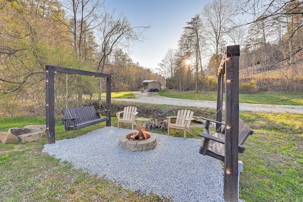 Campton Vacation Rental | 2BR | 1BA | 767 Sq Ft | 4 Steps Required