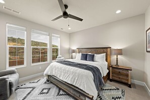 King bed, main floor, en suite