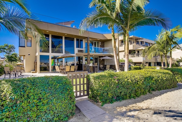 6 bedroom beach front villa