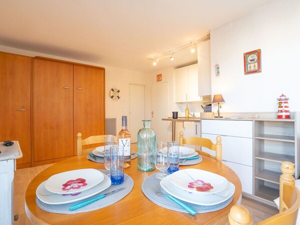 Table, Meubles, Propriété, Cabinetry, Bâtiment, Produit, Bleu Azur, Vaisselle, Vaisselle, Bois