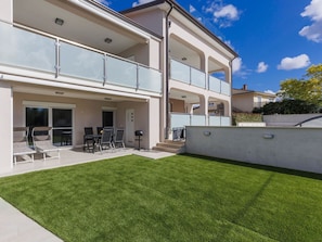Building, Sky, Window, Cloud, Land Lot, Interior Design, Urban Design, Plant, Condominium, Grass