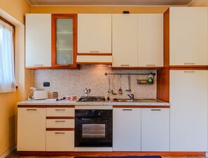 Cabinetry, Gebäude, Spüle, Sinken, Countertop, Zapfhahn, Eigentum, Herd, Küche, Fenster