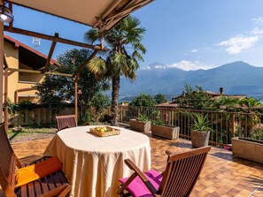 Table, Ciel, Meubles, Propriété, Plante, Chaise, Nuage, Vaisselle, Tableau De Plein Air, Mobilier De Jardin