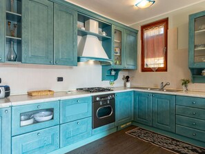 Cabinetry, Comptoir, Propriété, Evier, Bleu, Évier, Robinet, Blanc, Cuisine, Tiroir