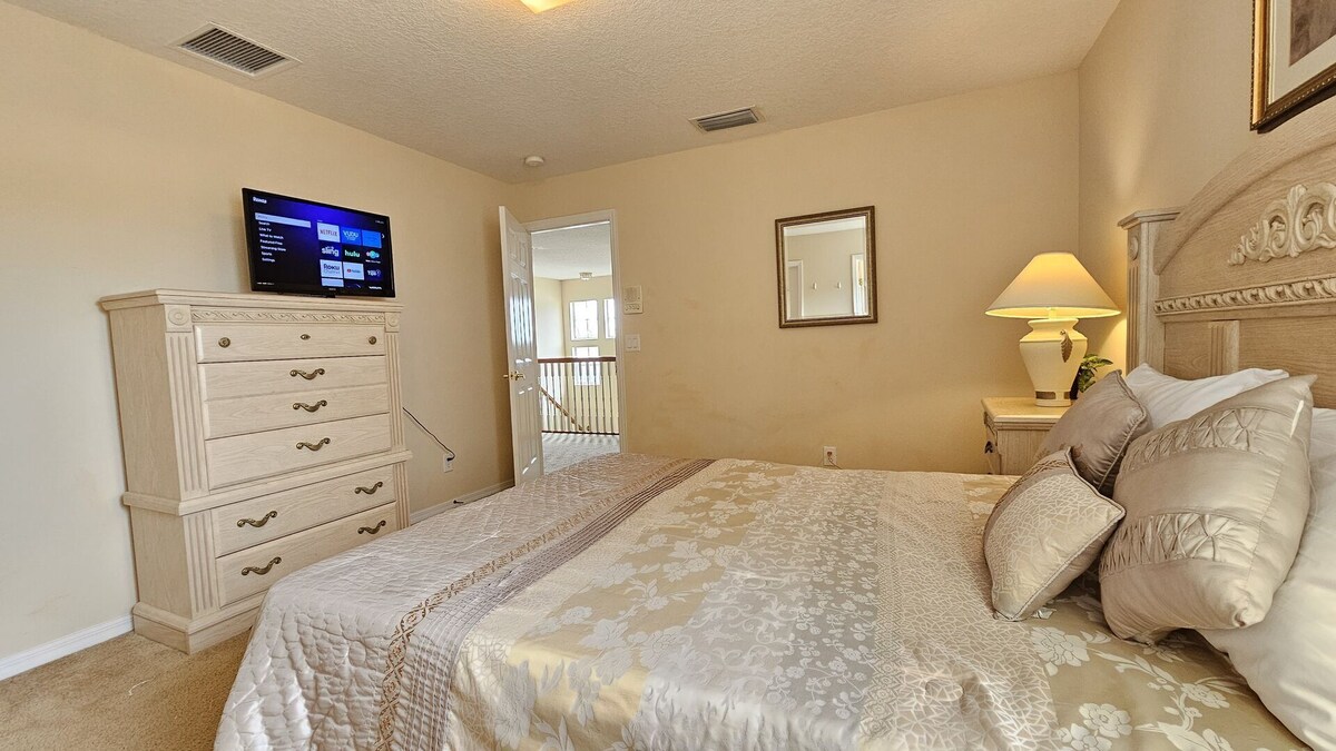 South face Private spa and pool, game room, WiFi, washer/dryer, 11 miles to Disney