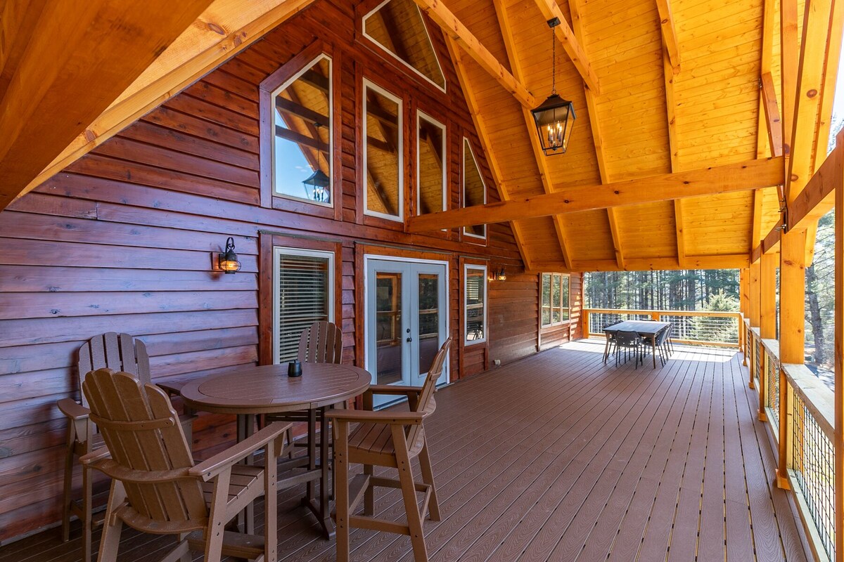 Whiskey River by the New – hot tub, game room, New River access!