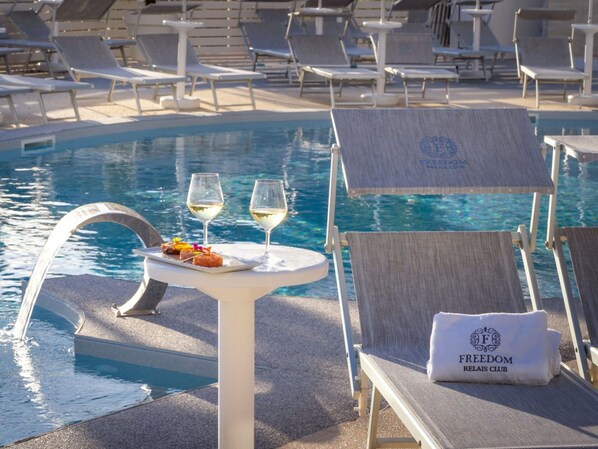Water, Sky, Swimming Pool, Property, Tree, Outdoor Furniture, Aqua, Leisure, Umbrella