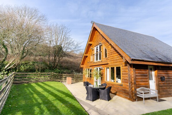 Welcome to Hillview, quietly nested in the idyllic wooded valley of Little Petherick Creek