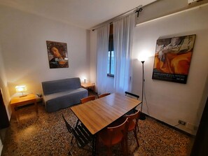 Cadre, Propriété, Table, Meubles, Bâtiment, Bois, Confort, Design Intérieur, Sol, Salon