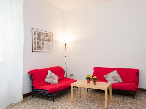 Meubles, Propriété, Bâtiment, Table, Confort, Produit, Bois, Design Intérieur, Orange, Sol