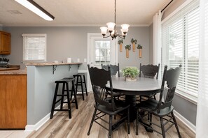 Fully Equipped Kitchen/Dining Room Combo