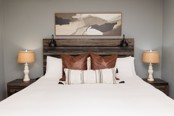 Master Bedroom w/King Bed & TV Streaming