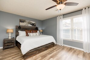 Master Bedroom w/King Bed & TV Streaming