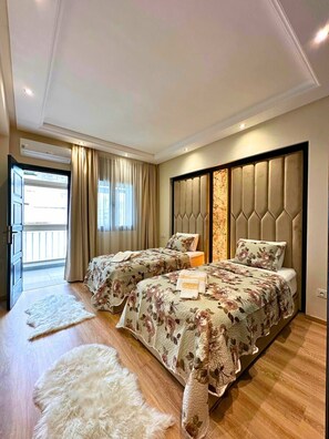Bedroom with 2 single beds