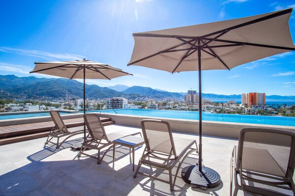 Exclusive 2-bedroom, 2-bathroom condo at Roma Encore in Versalles