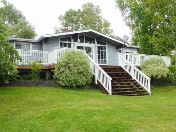 Beautiful lake views from large deck ! Dine in or out under shaded gazebo