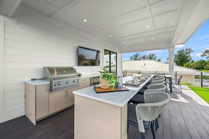 Balcony - Outdoor Bar, Tv and Grill