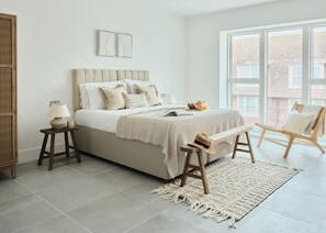 Large bedroom with zip and link bed