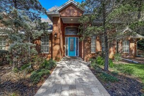 LUX 4BR, 2.5BA home nestled in the serene ambiance of Southern St. Augustine! A 15-min drive from both Downtown St. Augustine & the pristine white sands of Crescent Beach,