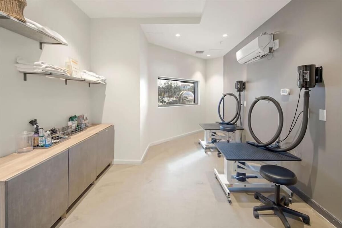 7 min from Dulles Airport | Onsite Retail+ Fast Internet | Near DC