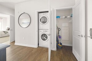 Herndon/Reston Reston 1 Bedroom Washer/Dryer