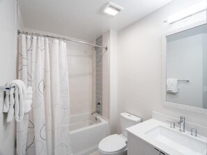 Herndon/Reston Reston 2 Bedroom Bathroom