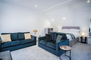 The Penthouse - 1 Bedroom Apartment - Ocean Breeze (4657)
